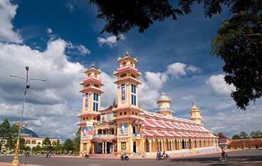 Description: C:\Users\KIMLIEN\Downloads\holy-see-temple-of-cao-dai-in-tay-ninh-vietnam.jpg